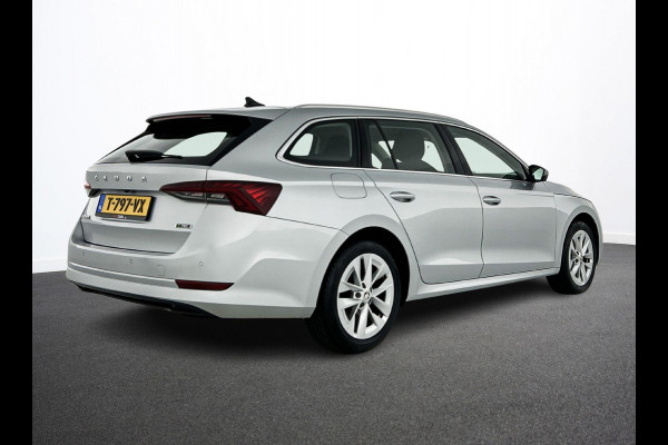 Škoda Octavia Combi 1.5 e-TSI DSG Style Navigatie Climatic Control  Parkeer Sensoren + Camera DAB Cruise control Lichtmetalen Velgen Keyless