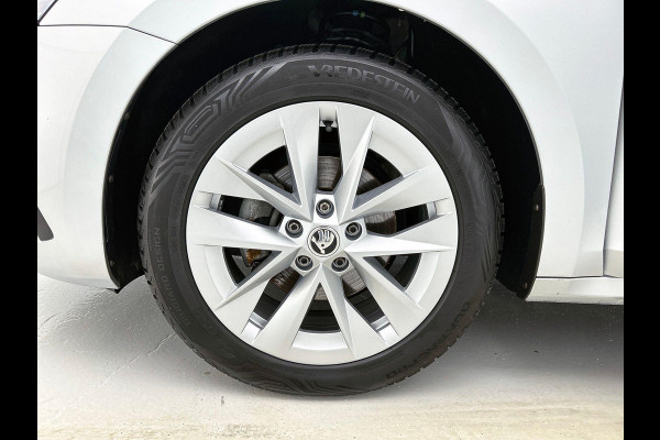 Škoda Octavia Combi 1.5 e-TSI DSG Style Navigatie Climatic Control  Parkeer Sensoren + Camera DAB Cruise control Lichtmetalen Velgen Keyless
