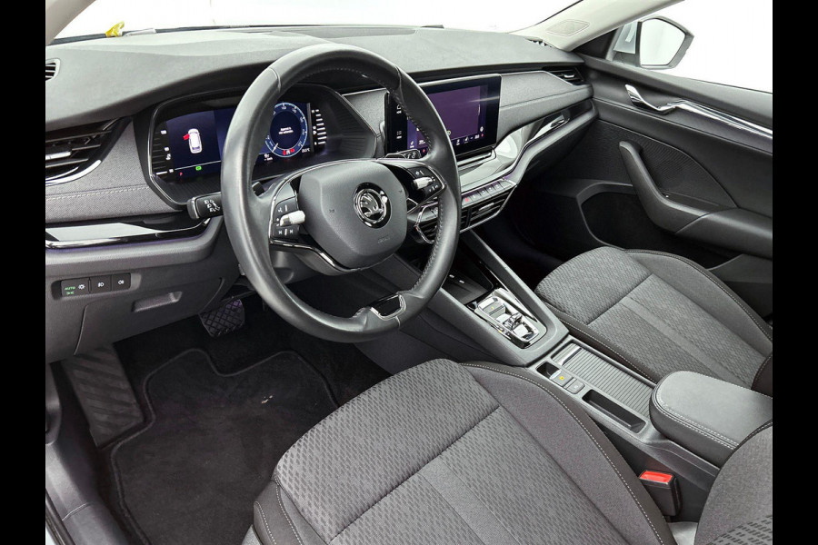 Škoda Octavia Combi 1.5 e-TSI DSG Style Navigatie Climatic Control  Parkeer Sensoren + Camera DAB Cruise control Lichtmetalen Velgen Keyless