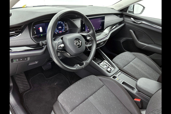 Škoda Octavia Combi 1.5 e-TSI DSG Style Navigatie Climatic Control  Parkeer Sensoren + Camera DAB Cruise control Lichtmetalen Velgen Keyless