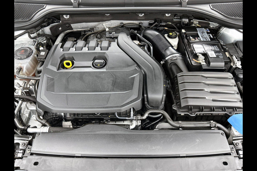 Škoda Octavia Combi 1.5 e-TSI DSG Style Navigatie Climatic Control  Parkeer Sensoren + Camera DAB Cruise control Lichtmetalen Velgen Keyless