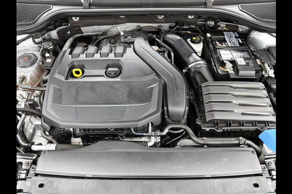 Škoda Octavia Combi 1.5 e-TSI DSG Style Navigatie Climatic Control  Parkeer Sensoren + Camera DAB Cruise control Lichtmetalen Velgen Keyless