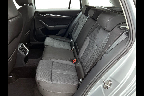 Škoda Octavia Combi 1.5 e-TSI DSG Style Navigatie Climatic Control  Parkeer Sensoren + Camera DAB Cruise control Lichtmetalen Velgen Keyless