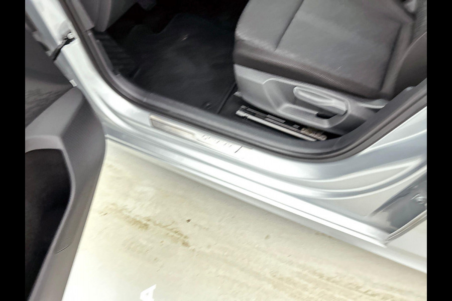 Škoda Octavia Combi 1.5 e-TSI DSG Style Navigatie Climatic Control  Parkeer Sensoren + Camera DAB Cruise control Lichtmetalen Velgen Keyless