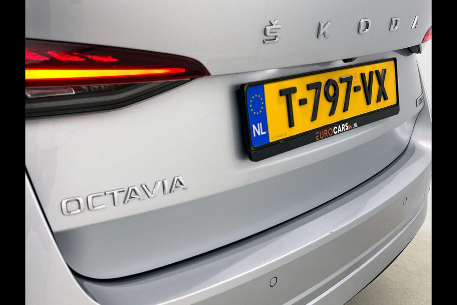 Škoda Octavia Combi 1.5 e-TSI DSG Style Navigatie Climatic Control  Parkeer Sensoren + Camera DAB Cruise control Lichtmetalen Velgen Keyless
