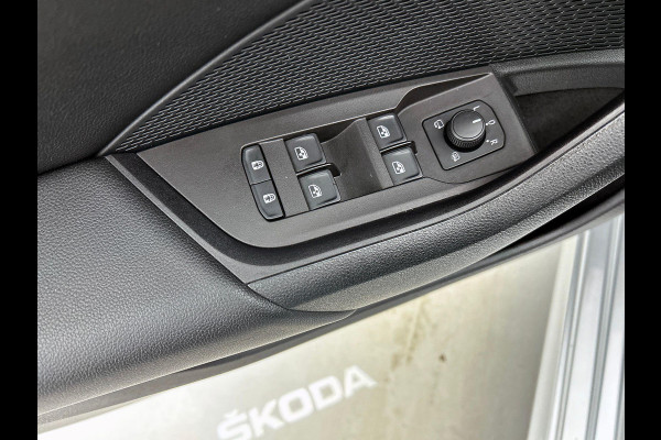 Škoda Octavia Combi 1.5 e-TSI DSG Style Navigatie Climatic Control  Parkeer Sensoren + Camera DAB Cruise control Lichtmetalen Velgen Keyless