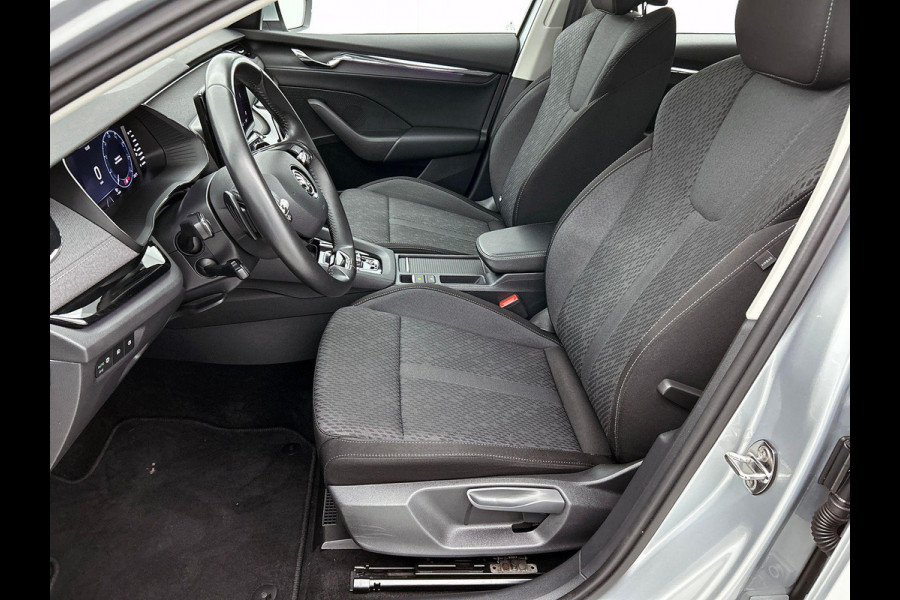 Škoda Octavia Combi 1.5 e-TSI DSG Style Navigatie Climatic Control  Parkeer Sensoren + Camera DAB Cruise control Lichtmetalen Velgen Keyless