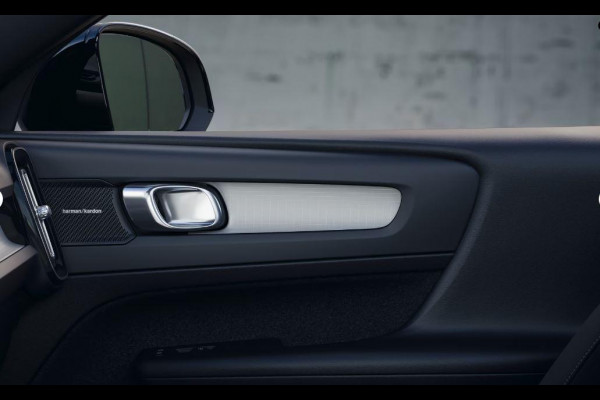 Volvo XC40 B4 211PK Automaat Plus Dark / Extra getint glas / Microtech/Nubuck / Camera achter Volvo XC40 B4 211PK Automaat Plus Dark / Extra getint glas / Microtech/Nubuck / Camera achter
