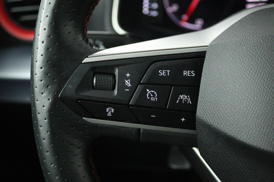 Seat Ibiza 1.0 EcoTSI FR Business Intense (ACHTERUITRIJCAMERA, STOELVERWARMING, DIGITALE COCKPIT, PARKEERSENSOREN, NAVIGATIE)
