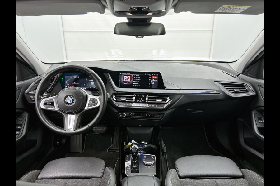 BMW 1-serie 118i Executive Edition Sport (NAVIGATIE, LED, SPORTSTOELEN, PDC, GOED ONDERHOUDEN)