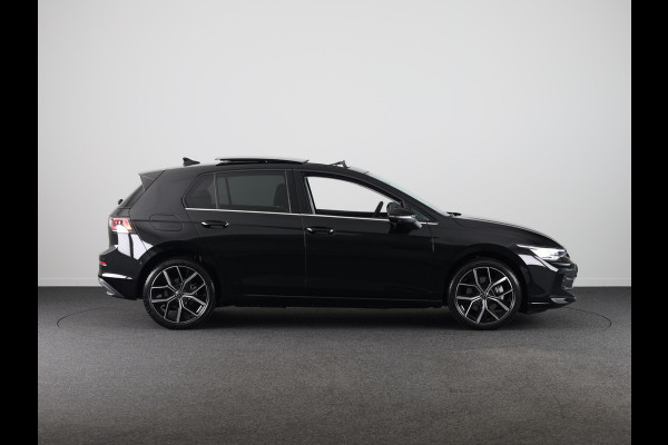 Volkswagen Golf 1.5 eHybrid Style Edition 204PK | Panoramadak | Wegklapbare trekhaak | Sportonderstel | Led matrix | Stoelverwarming | 18 Inch