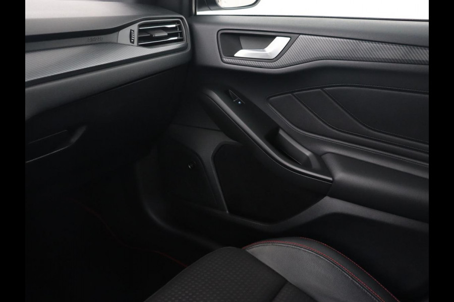 Ford Focus 1.5 EcoBoost ST Line | Stoelverwarming | Half leder | Camera | B&O Sound | Carplay | Park Assist | Navigatie | Dodehoek detectie | Cruise control | Navigatie