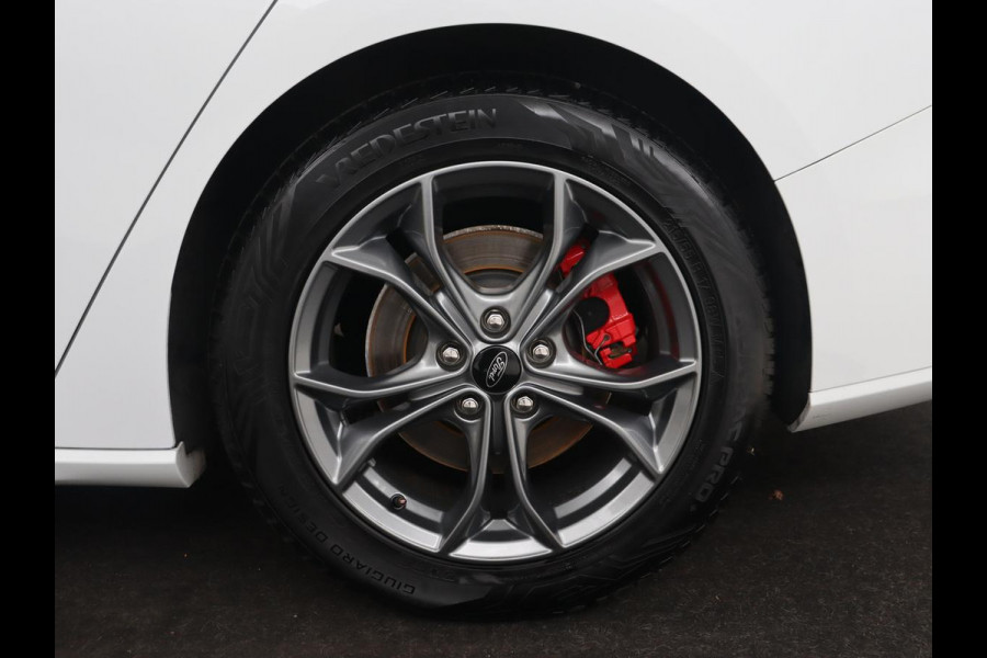 Ford Focus 1.5 EcoBoost ST Line | Stoelverwarming | Half leder | Camera | B&O Sound | Carplay | Park Assist | Navigatie | Dodehoek detectie | Cruise control | Navigatie
