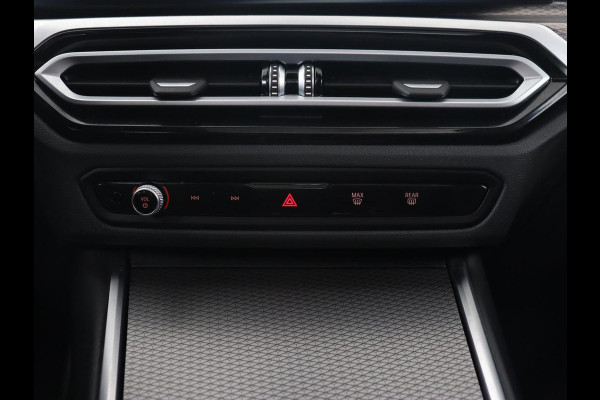 BMW 3-serie 320e M Sport | Schuifdak | Trekhaak | Leder/Alcantara | Camera | Stoel & stuurverwarming | Carplay | Sfeerverlichting | Sportstoelen | Adaptief LED | Navigatie | Park Assist | Widescreen Display | PHEV | Plug In