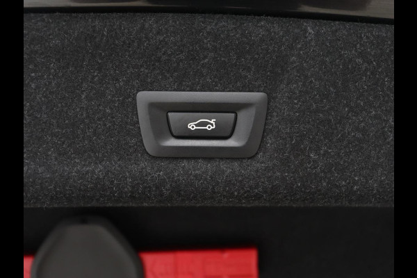 BMW 3-serie 320e M Sport | Schuifdak | Trekhaak | Leder/Alcantara | Camera | Stoel & stuurverwarming | Carplay | Sfeerverlichting | Sportstoelen | Adaptief LED | Navigatie | Park Assist | Widescreen Display | PHEV | Plug In