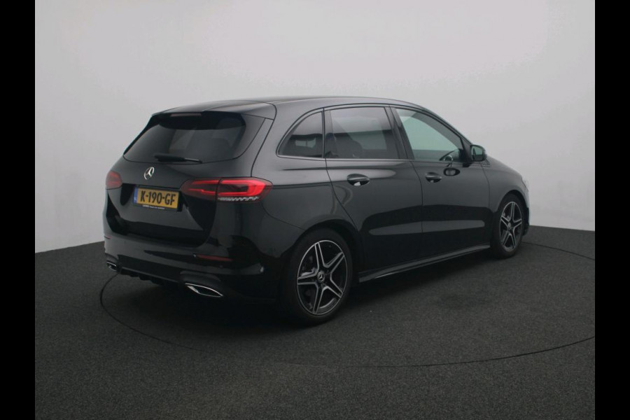 Mercedes-Benz B-Klasse 160 AMG Handgeschakeld AMG Line | Night Pakket | Spiegel Pakket | Easy-Pack Achterklep | Achteruitrijcamera. Inclusief 24 maanden Mercedes-Benz Certified garantie voor Europa.