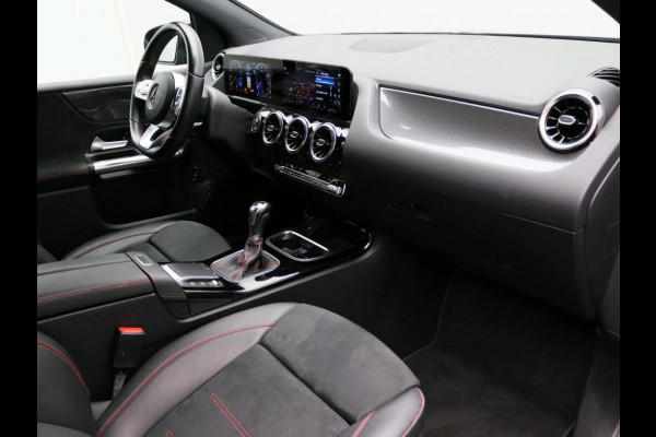 Mercedes-Benz B-Klasse 160 AMG Handgeschakeld AMG Line | Night Pakket | Spiegel Pakket | Easy-Pack Achterklep | Achteruitrijcamera. Inclusief 24 maanden Mercedes-Benz Certified garantie voor Europa.