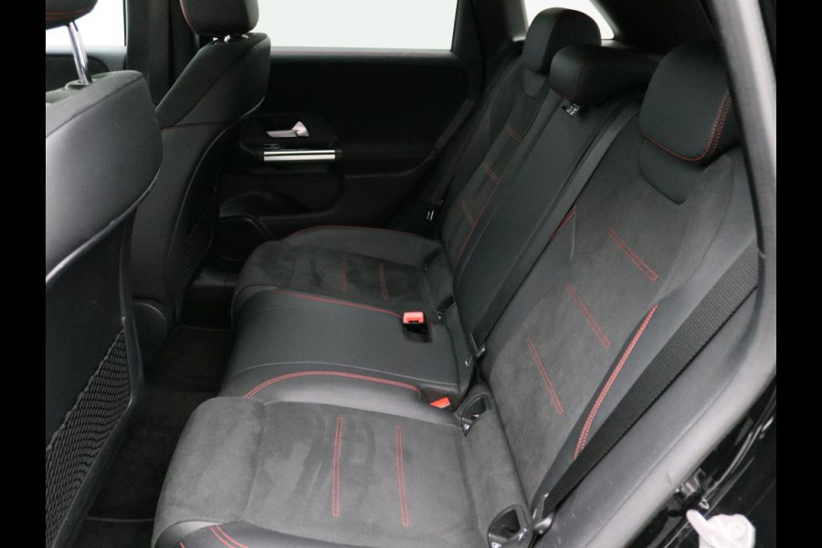Mercedes-Benz B-Klasse 160 AMG Handgeschakeld AMG Line | Night Pakket | Spiegel Pakket | Easy-Pack Achterklep | Achteruitrijcamera. Inclusief 24 maanden Mercedes-Benz Certified garantie voor Europa.
