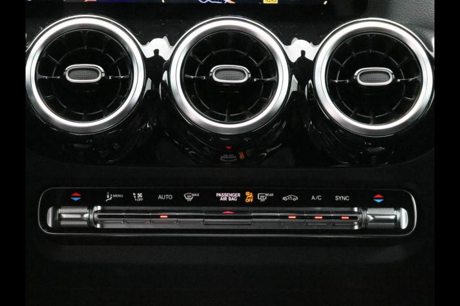Mercedes-Benz B-Klasse 160 AMG Handgeschakeld AMG Line | Night Pakket | Spiegel Pakket | Easy-Pack Achterklep | Achteruitrijcamera. Inclusief 24 maanden Mercedes-Benz Certified garantie voor Europa.