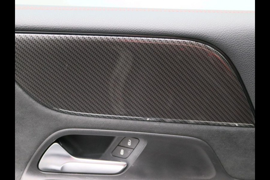 Mercedes-Benz B-Klasse 160 AMG Handgeschakeld AMG Line | Night Pakket | Spiegel Pakket | Easy-Pack Achterklep | Achteruitrijcamera. Inclusief 24 maanden Mercedes-Benz Certified garantie voor Europa.