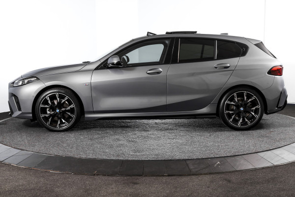 BMW 1-serie 120 M Sport - Automaat | Innovation Pack | Premium Pack | S/K-Panodak | Dig. Cockpit | Adapt. Cruise | Stoel+-Stuurverw. | 360 Camera | NAV + App. Connect | Harman\Kardon | Head-Up | LM 19" | Afn. trekhaak | 1481