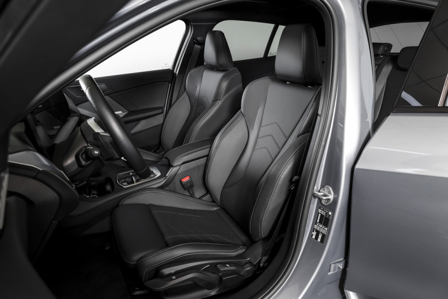 BMW 1-serie 120 M Sport - Automaat | Innovation Pack | Premium Pack | S/K-Panodak | Dig. Cockpit | Adapt. Cruise | Stoel+-Stuurverw. | 360 Camera | NAV + App. Connect | Harman\Kardon | Head-Up | LM 19" | Afn. trekhaak | 1481
