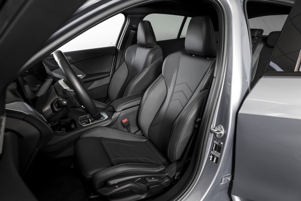 BMW 1-serie 120 M Sport - Automaat | Innovation Pack | Premium Pack | S/K-Panodak | Dig. Cockpit | Adapt. Cruise | Stoel+-Stuurverw. | 360 Camera | NAV + App. Connect | Harman\Kardon | Head-Up | LM 19" | Afn. trekhaak | 1481