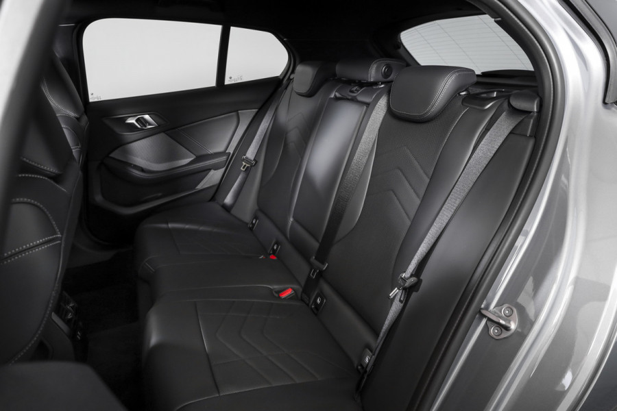 BMW 1-serie 120 M Sport - Automaat | Innovation Pack | Premium Pack | S/K-Panodak | Dig. Cockpit | Adapt. Cruise | Stoel+-Stuurverw. | 360 Camera | NAV + App. Connect | Harman\Kardon | Head-Up | LM 19" | Afn. trekhaak | 1481