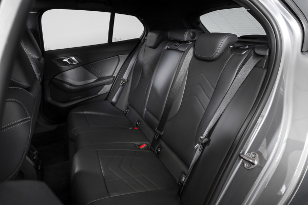 BMW 1-serie 120 M Sport - Automaat | Innovation Pack | Premium Pack | S/K-Panodak | Dig. Cockpit | Adapt. Cruise | Stoel+-Stuurverw. | 360 Camera | NAV + App. Connect | Harman\Kardon | Head-Up | LM 19" | Afn. trekhaak | 1481