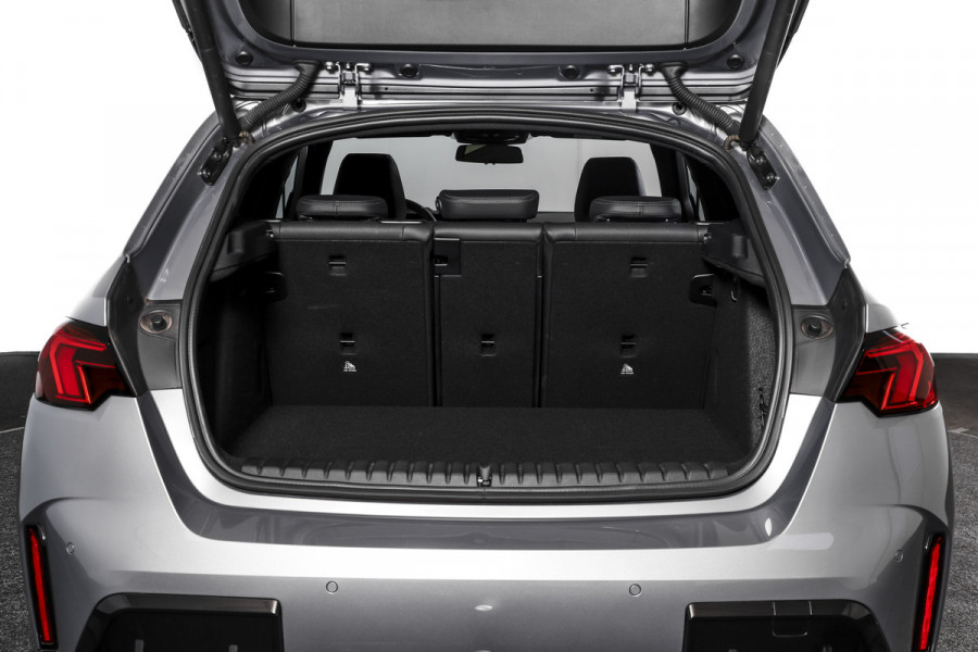 BMW 1-serie 120 M Sport - Automaat | Innovation Pack | Premium Pack | S/K-Panodak | Dig. Cockpit | Adapt. Cruise | Stoel+-Stuurverw. | 360 Camera | NAV + App. Connect | Harman\Kardon | Head-Up | LM 19" | Afn. trekhaak | 1481