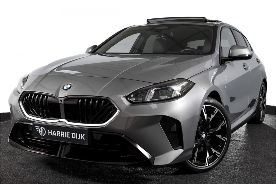BMW 1-serie 120 M Sport - Automaat | Innovation Pack | Premium Pack | S/K-Panodak | Dig. Cockpit | Adapt. Cruise | Stoel+-Stuurverw. | 360 Camera | NAV + App. Connect | Harman\Kardon | Head-Up | LM 19" | Afn. trekhaak | 1481