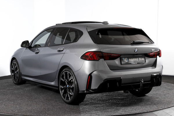 BMW 1-serie 120 M Sport - Automaat | Innovation Pack | Premium Pack | S/K-Panodak | Dig. Cockpit | Adapt. Cruise | Stoel+-Stuurverw. | 360 Camera | NAV + App. Connect | Harman\Kardon | Head-Up | LM 19" | Afn. trekhaak | 1481