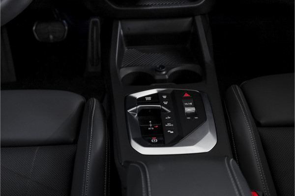 BMW 1-serie 120 M Sport - Automaat | Innovation Pack | Premium Pack | S/K-Panodak | Dig. Cockpit | Adapt. Cruise | Stoel+-Stuurverw. | 360 Camera | NAV + App. Connect | Harman\Kardon | Head-Up | LM 19" | Afn. trekhaak | 1481