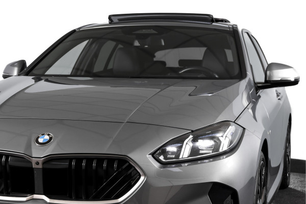 BMW 1-serie 120 M Sport - Automaat | Innovation Pack | Premium Pack | S/K-Panodak | Dig. Cockpit | Adapt. Cruise | Stoel+-Stuurverw. | 360 Camera | NAV + App. Connect | Harman\Kardon | Head-Up | LM 19" | Afn. trekhaak | 1481