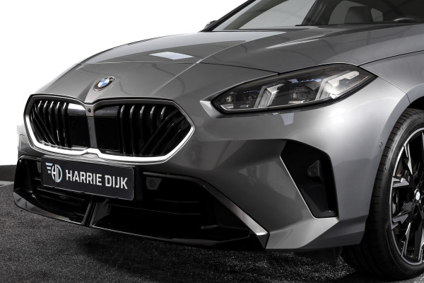 BMW 1-serie 120 M Sport - Automaat | Innovation Pack | Premium Pack | S/K-Panodak | Dig. Cockpit | Adapt. Cruise | Stoel+-Stuurverw. | 360 Camera | NAV + App. Connect | Harman\Kardon | Head-Up | LM 19" | Afn. trekhaak | 1481