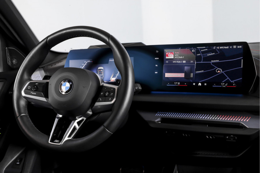 BMW 1-serie 120 M Sport - Automaat | Innovation Pack | Premium Pack | S/K-Panodak | Dig. Cockpit | Adapt. Cruise | Stoel+-Stuurverw. | 360 Camera | NAV + App. Connect | Harman\Kardon | Head-Up | LM 19" | Afn. trekhaak | 1481