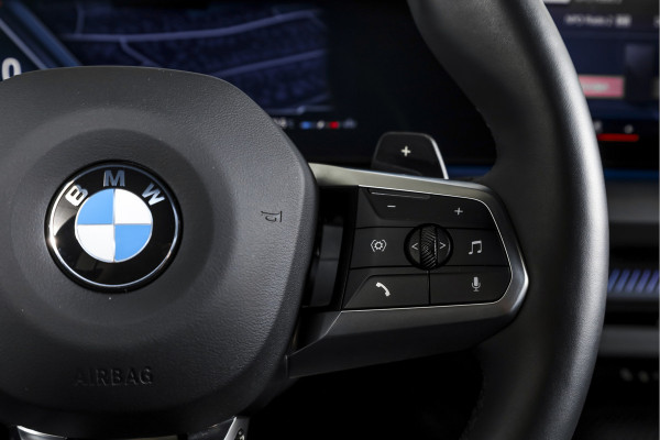 BMW 1-serie 120 M Sport - Automaat | Innovation Pack | Premium Pack | S/K-Panodak | Dig. Cockpit | Adapt. Cruise | Stoel+-Stuurverw. | 360 Camera | NAV + App. Connect | Harman\Kardon | Head-Up | LM 19" | Afn. trekhaak | 1481