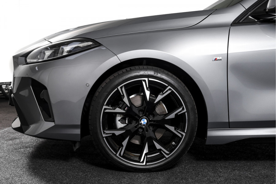 BMW 1-serie 120 M Sport - Automaat | Innovation Pack | Premium Pack | S/K-Panodak | Dig. Cockpit | Adapt. Cruise | Stoel+-Stuurverw. | 360 Camera | NAV + App. Connect | Harman\Kardon | Head-Up | LM 19" | Afn. trekhaak | 1481
