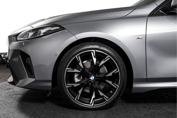 BMW 1-serie 120 M Sport - Automaat | Innovation Pack | Premium Pack | S/K-Panodak | Dig. Cockpit | Adapt. Cruise | Stoel+-Stuurverw. | 360 Camera | NAV + App. Connect | Harman\Kardon | Head-Up | LM 19" | Afn. trekhaak | 1481