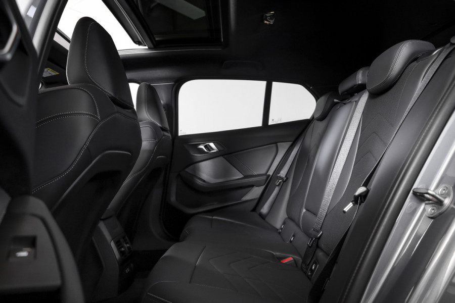 BMW 1-serie 120 M Sport - Automaat | Innovation Pack | Premium Pack | S/K-Panodak | Dig. Cockpit | Adapt. Cruise | Stoel+-Stuurverw. | 360 Camera | NAV + App. Connect | Harman\Kardon | Head-Up | LM 19" | Afn. trekhaak | 1481