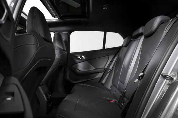 BMW 1-serie 120 M Sport - Automaat | Innovation Pack | Premium Pack | S/K-Panodak | Dig. Cockpit | Adapt. Cruise | Stoel+-Stuurverw. | 360 Camera | NAV + App. Connect | Harman\Kardon | Head-Up | LM 19" | Afn. trekhaak | 1481