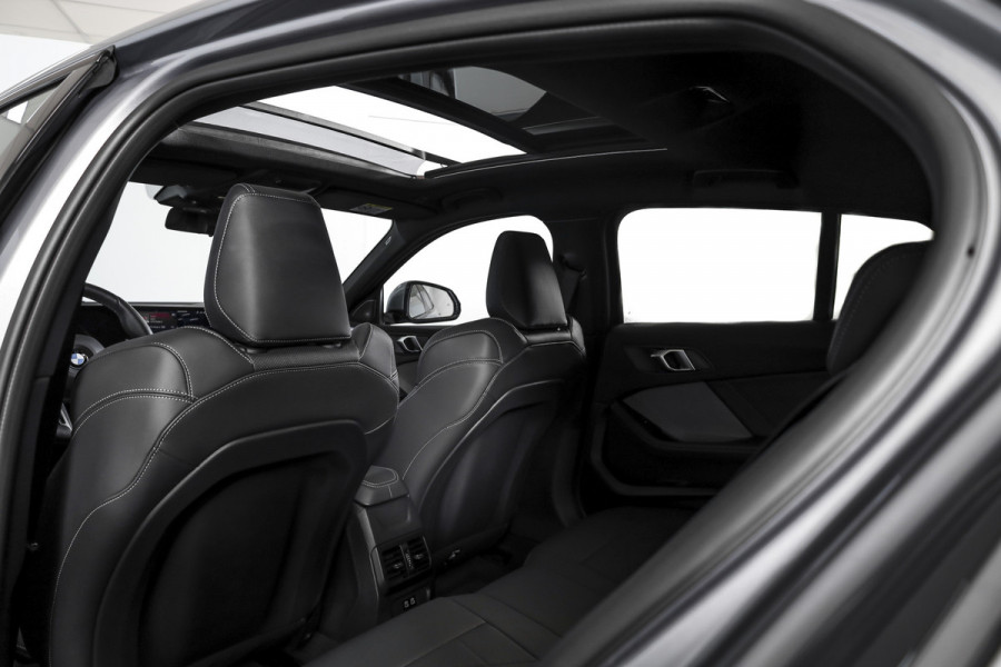 BMW 1-serie 120 M Sport - Automaat | Innovation Pack | Premium Pack | S/K-Panodak | Dig. Cockpit | Adapt. Cruise | Stoel+-Stuurverw. | 360 Camera | NAV + App. Connect | Harman\Kardon | Head-Up | LM 19" | Afn. trekhaak | 1481
