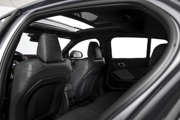BMW 1-serie 120 M Sport - Automaat | Innovation Pack | Premium Pack | S/K-Panodak | Dig. Cockpit | Adapt. Cruise | Stoel+-Stuurverw. | 360 Camera | NAV + App. Connect | Harman\Kardon | Head-Up | LM 19" | Afn. trekhaak | 1481