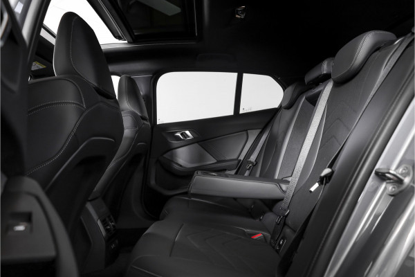 BMW 1-serie 120 M Sport - Automaat | Innovation Pack | Premium Pack | S/K-Panodak | Dig. Cockpit | Adapt. Cruise | Stoel+-Stuurverw. | 360 Camera | NAV + App. Connect | Harman\Kardon | Head-Up | LM 19" | Afn. trekhaak | 1481