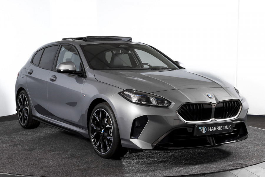 BMW 1-serie 120 M Sport - Automaat | Innovation Pack | Premium Pack | S/K-Panodak | Dig. Cockpit | Adapt. Cruise | Stoel+-Stuurverw. | 360 Camera | NAV + App. Connect | Harman\Kardon | Head-Up | LM 19" | Afn. trekhaak | 1481