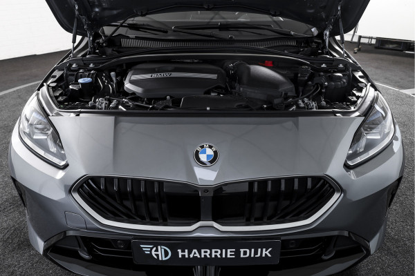 BMW 1-serie 120 M Sport - Automaat | Innovation Pack | Premium Pack | S/K-Panodak | Dig. Cockpit | Adapt. Cruise | Stoel+-Stuurverw. | 360 Camera | NAV + App. Connect | Harman\Kardon | Head-Up | LM 19" | Afn. trekhaak | 1481