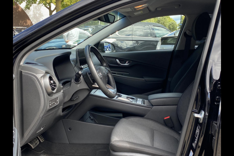 Hyundai Kona EV Fashion 64 kWh VAN: 29.900,- VOOR: 26.440,- UW HERFSTVOORDEEL: 3.460,- VOLLEDIGE FABR. GARANTIE t/m 03-2028 | KEYLESS ENTRY | CAMERA | STOELVERWARMING | WARMTEPOMP | 3 fase LADEN
