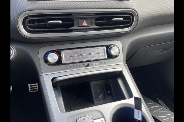 Hyundai Kona EV Fashion 64 kWh VAN: 29.900,- VOOR: 26.440,- UW HERFSTVOORDEEL: 3.460,- VOLLEDIGE FABR. GARANTIE t/m 03-2028 | KEYLESS ENTRY | CAMERA | STOELVERWARMING | WARMTEPOMP | 3 fase LADEN
