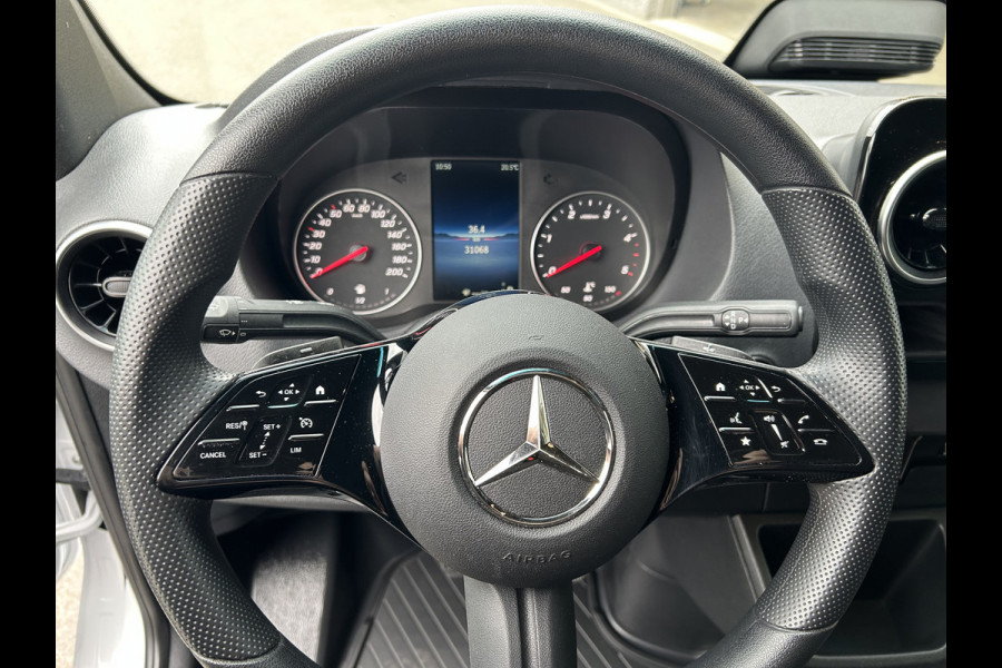Mercedes-Benz Sprinter 317 CDI L2 H2 PRO / LED / MBUX / Navigatie / Camera / Parkeersensoren / Cruise control / Airco / 270 Graden achterdeuren