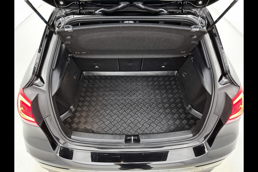 Mercedes-Benz A-Klasse 220 AMG Premium(BOM VOL, Pano, SfeerV, Burmester Audio, StoelV, Camera, Navi, PDC V+A, Etc) Mercedes-Benz A-Klasse 220 AMG Premium(BOM VOL, Pano, SfeerV, Burmester Audio, StoelV, Camera, Navi, PDC V+A, Etc)